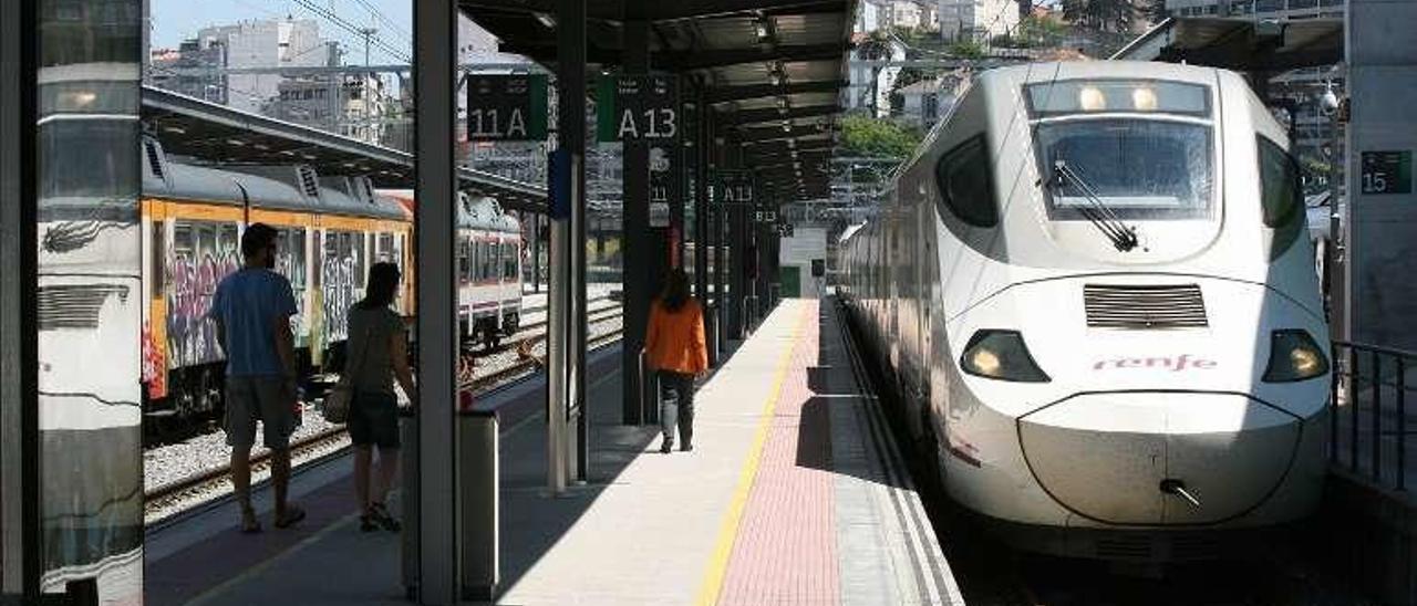 Un tren Alvia en Guixar, antes de salir rumbo Madrid. // Marta G. Brea