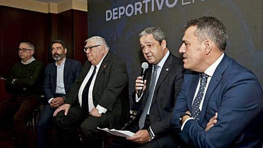 José Luis Huelves, Willy Duarte, Daniel Echevarría, Tino Fernández y Emilio Fernández, en la rueda de prensa de presentación del acuerdo de patrocinio del Deportivo al Liceo.