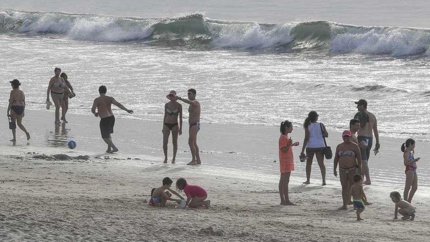 Bañistas en una playa de Vigo a mediados de este octubre.  //  R.G.