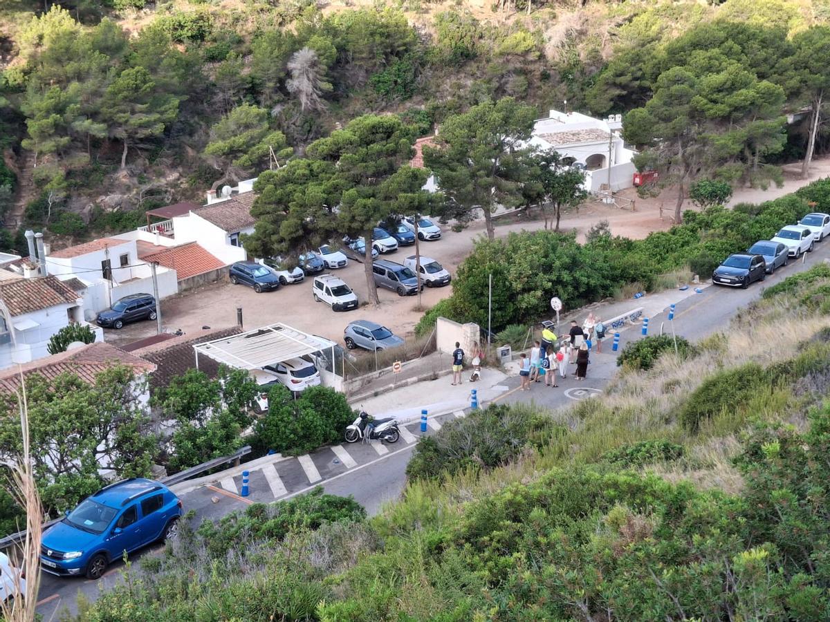 Bañistas arremolinados en uno de los parquímetros de la Granadella