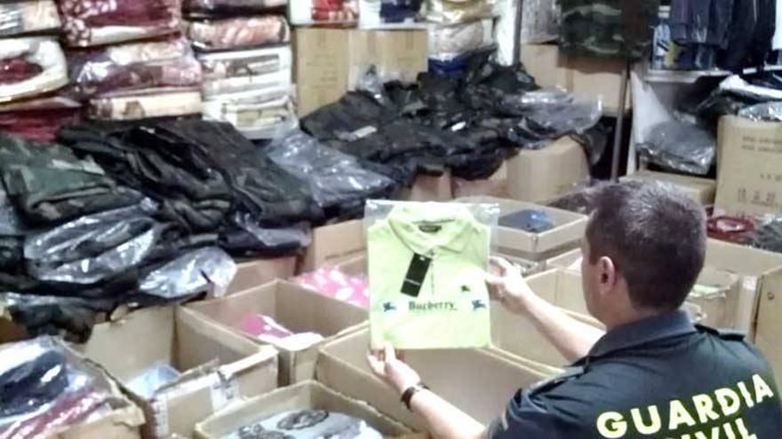 Detenido en Almendalejo con 2.500 productos falsos valorados en 120.000 euros