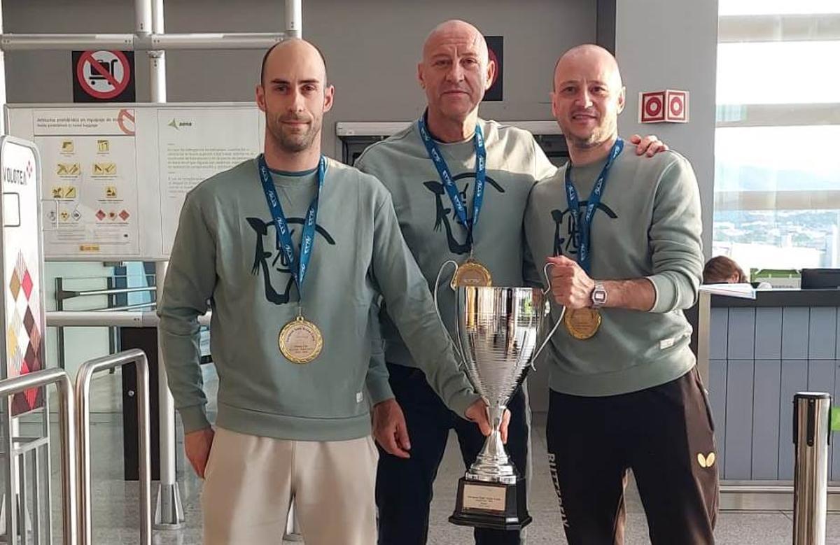 Alejandro Calvo y Jesús y Carlos Machado, a la llegada a Málaga tras ganar la final europea.
