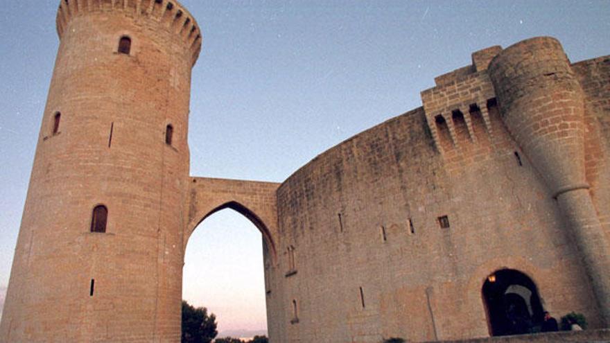 Condenada a seis meses por esculpir nombres en el Castell de Bellver