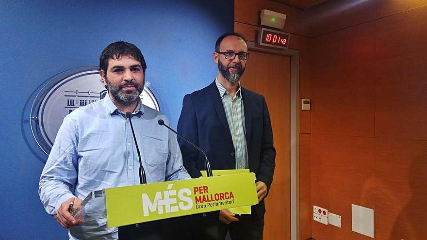 Los diputados de Més, Josep Ferrà y Miquel Gallardo ayer en rueda de prensa.