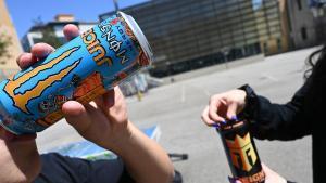 Preocupació per l’elevat consum de begudes energètiques en menors: "De tants anys i tantes llaunes, jo crec que ja m’hi he acostumat"