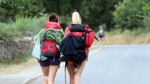 Dos peregrinas en una etapa del Camino de Santiago.