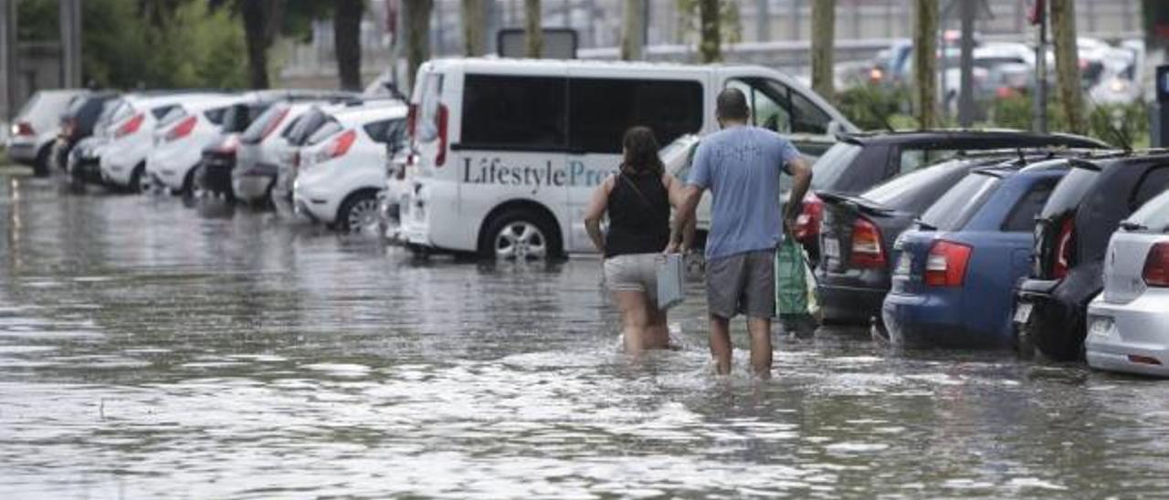 El Paseo Marítimo es una de las zonas problemáticas en las que se acumula el agua cuando llueve.