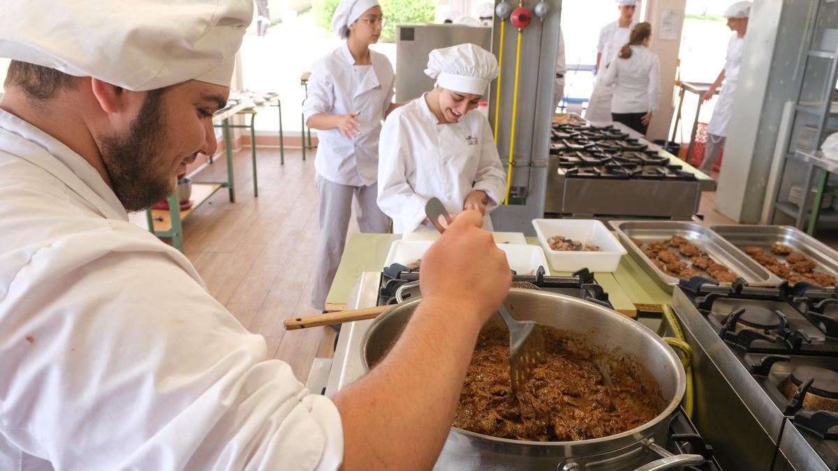 Los alumnos de cocina del Valle de Elda en una de sus prácticas.