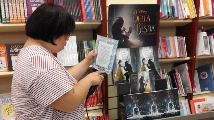 Una de las alumnas haciendo prácticas en una librería.