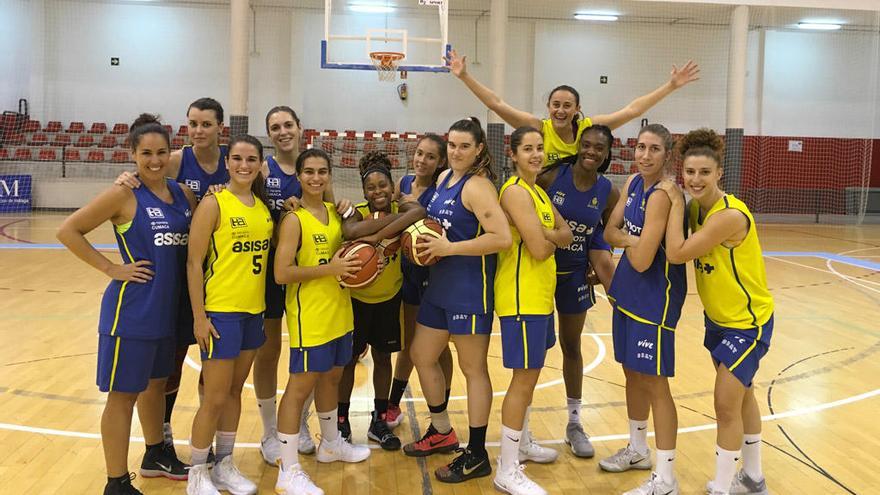 Las jugadoras del equipo alhaurino posan en el entrenamiento del miércoles por la noche.