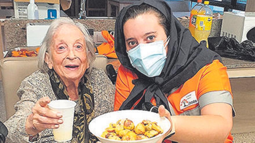 La Teresa menjant castanyes i panellets, la setmana passada