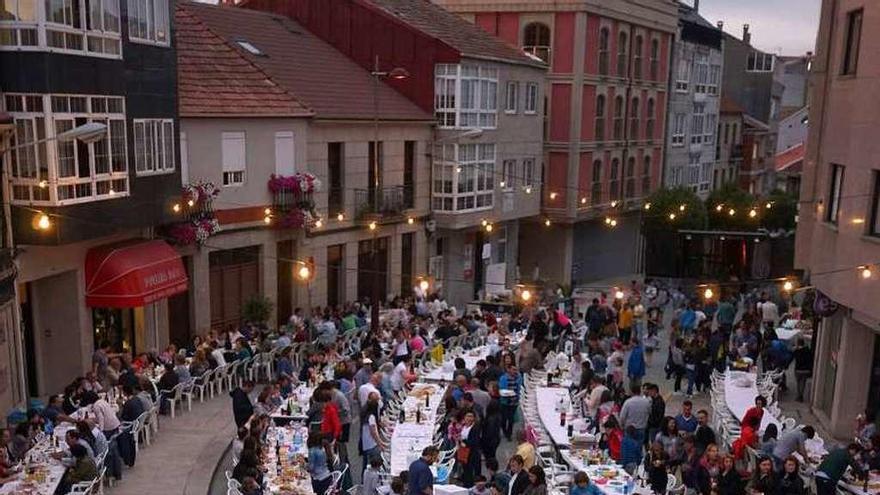 Cena de San Juan en plena Avenida de Bos Aires. // Bernabé
