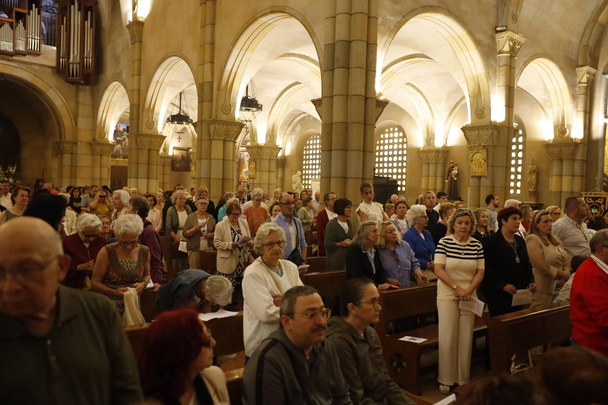 Pétalos, incienso, niños... así fue la procesión del Corpus Christi en Gijón (en imágenes)