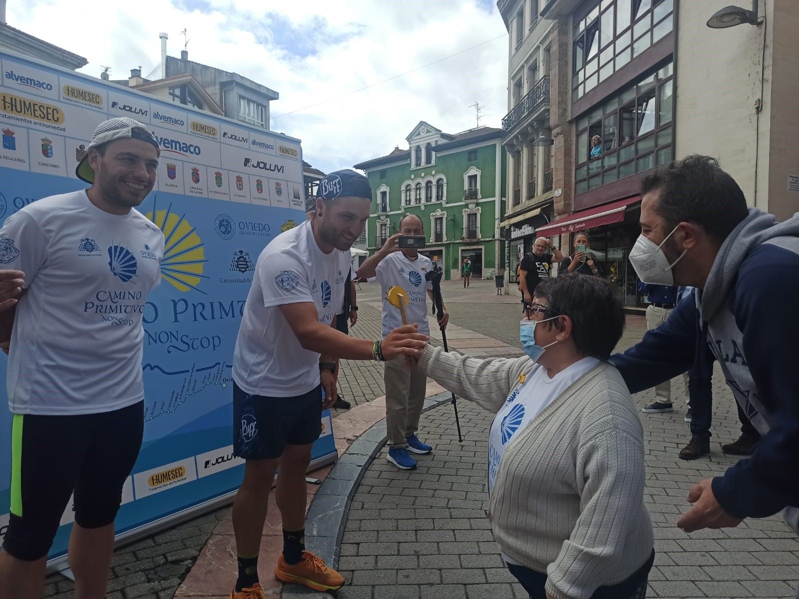 Usuarios de la residencia de Grado, en la carrera de relevos del Camino de Santiago