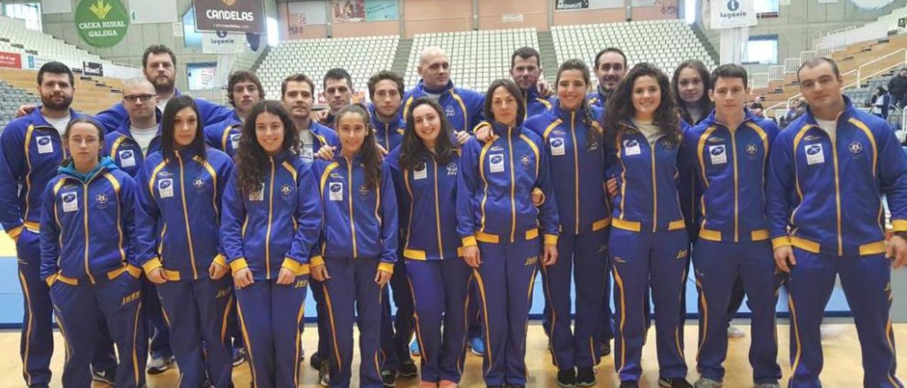 Los deportistas del CNCO que participaron en el Trofeo &quot;Nadador Completo&quot;.