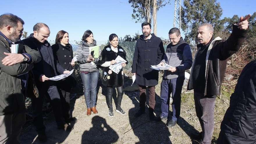 Comisión de deslinde del Concello de Mos, ayer, en la zona del polígono de O Rebullón. // R. Grobas