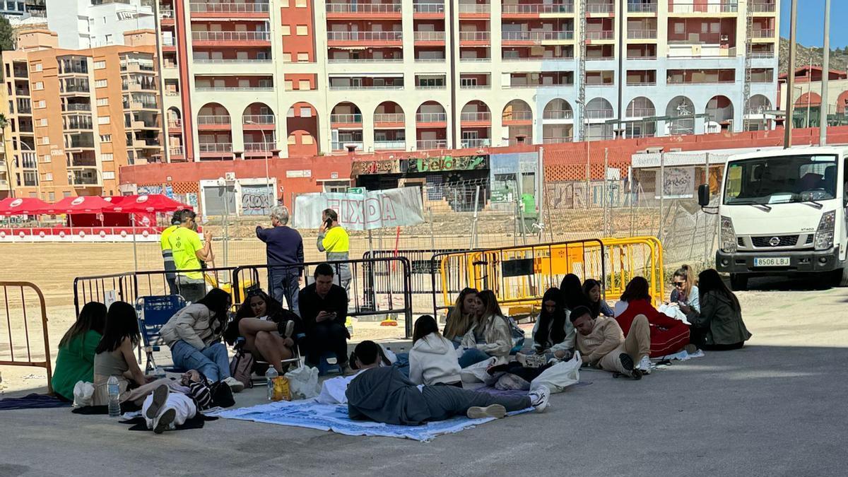 Seguidores del cantante a las puertas del recinto que esta noche acogerá el concierto.