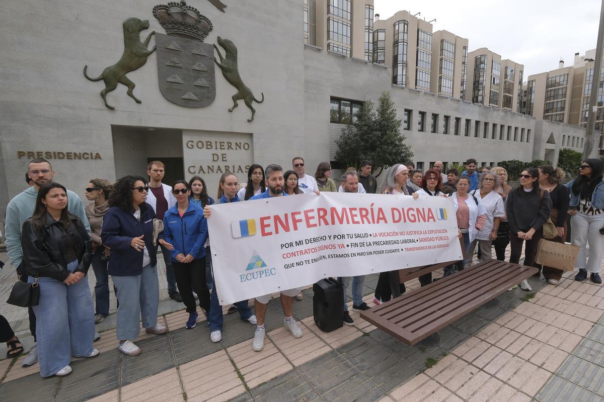 Concentración de enfermeros, fisioterapeutas, auxiliares y celadores en febrero, pidiendo una nueva normativa de contratación.