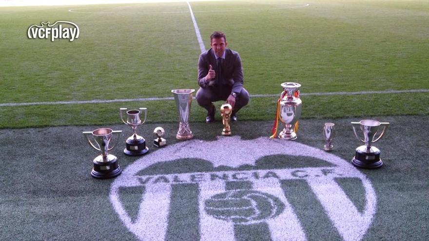 Marchena posa en Mestalla con todos sus trofeos