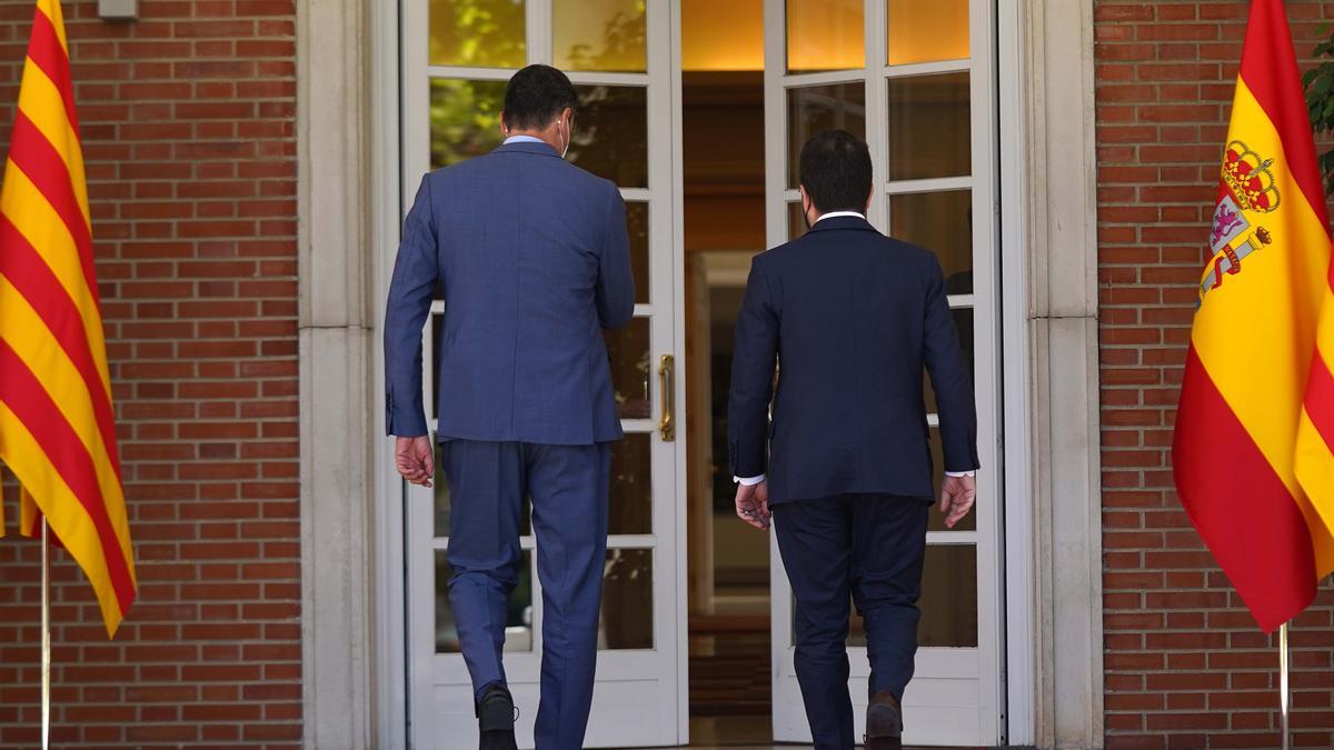 El presidente del Gobierno, Pedro Sánchez, y el 'president', Pere Aragonès, se dirigen a su reunión en la Moncloa este 29 de junio de 2021.