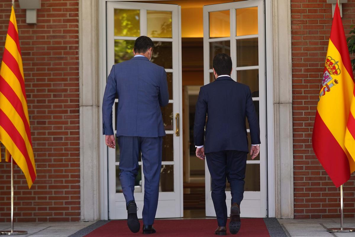 El presidente del Gobierno, Pedro Sánchez, y el 'president', Pere Aragonès, se dirigen a su reunión en la Moncloa el 29 de junio.