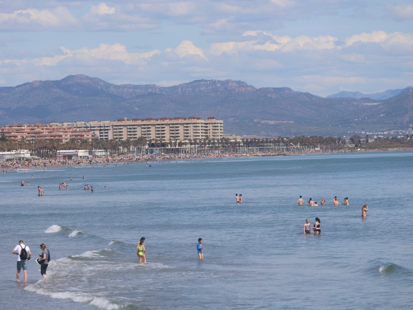 Primeros chapuzones del año en un domingo de sol y playa