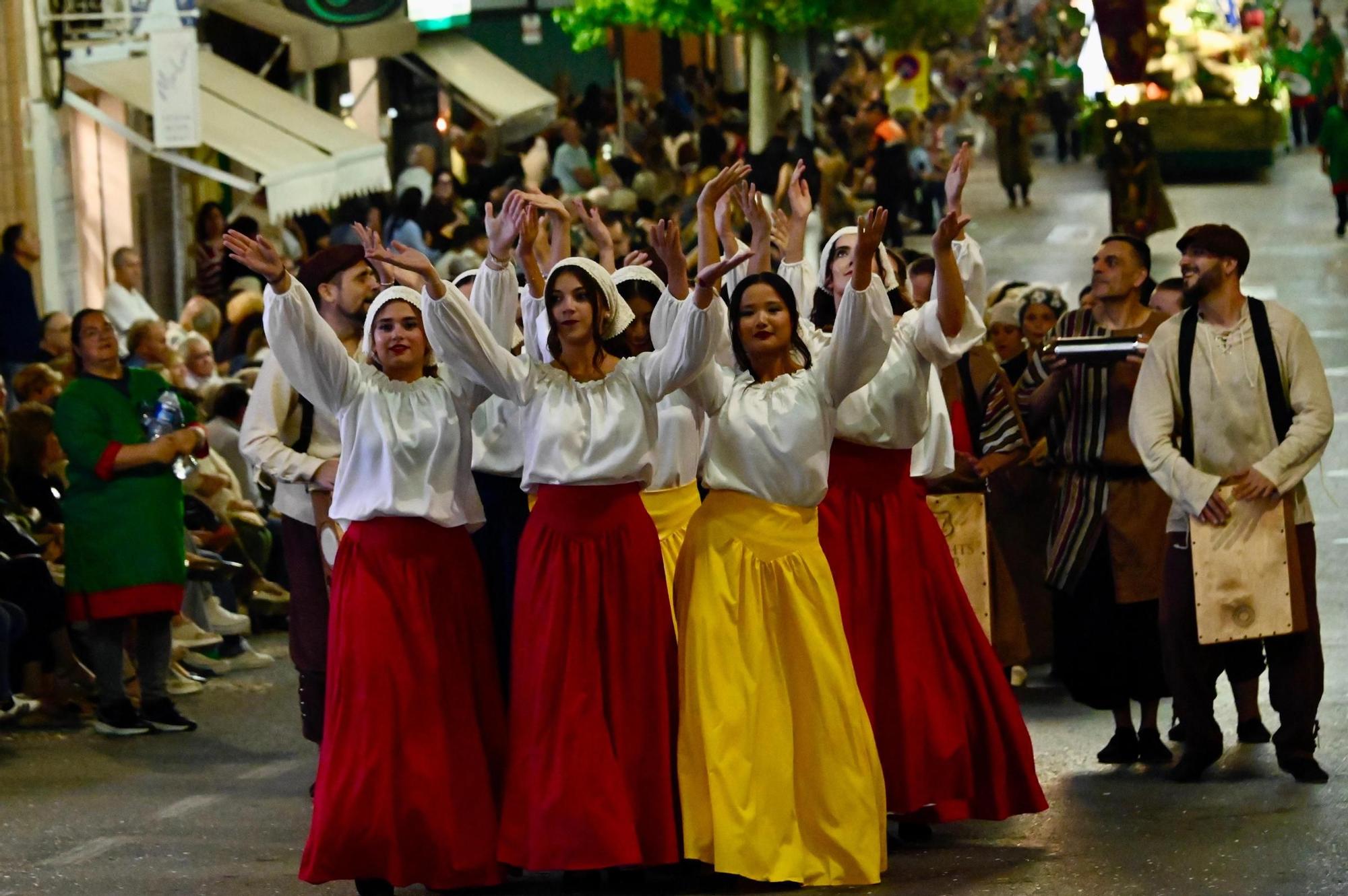 Dragones de San Jorge corona una Entrada Cristiana en Crevillent con un boato de 1.300 participantes