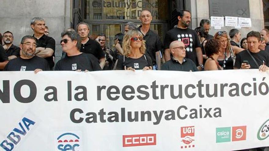 Protesta de treballadors de Catalunya Caixa, davant de la seu de l&#039;entitat, dimecres passat