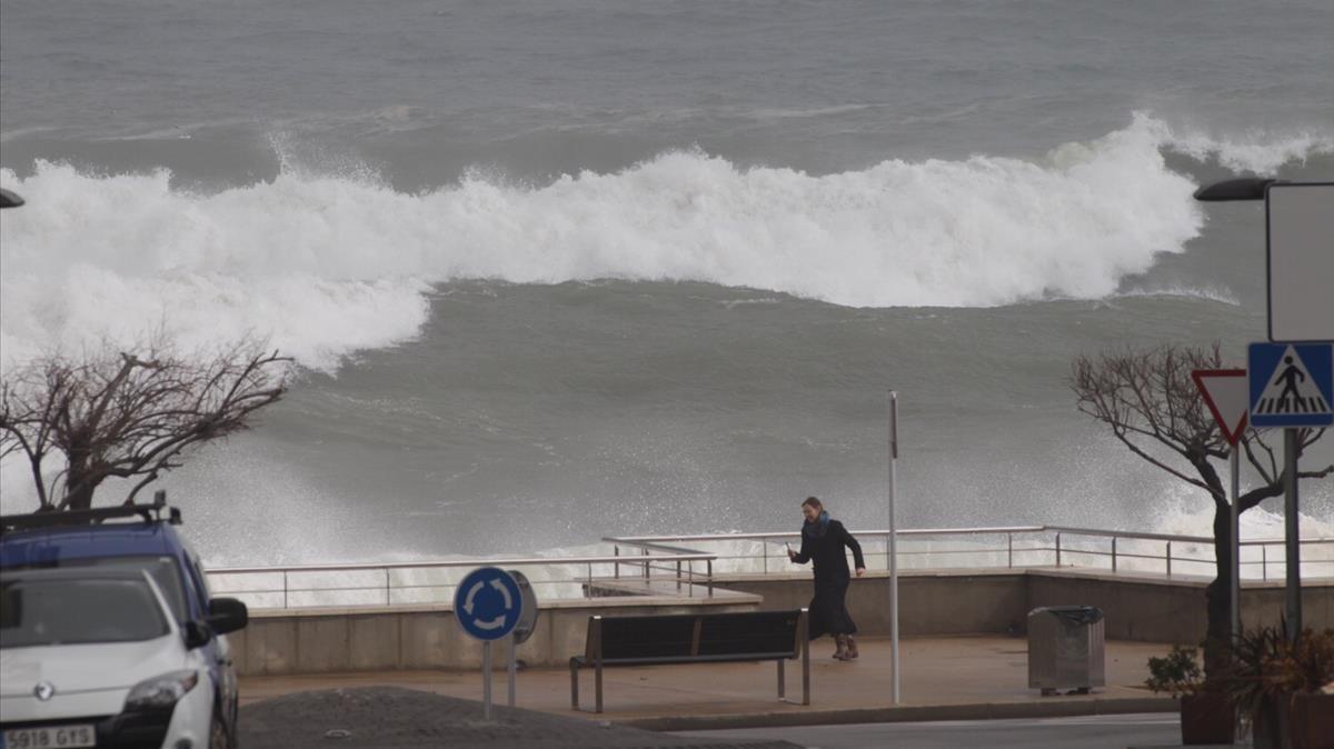 Una onada arriba fins al passeig marítim de l’Escala.