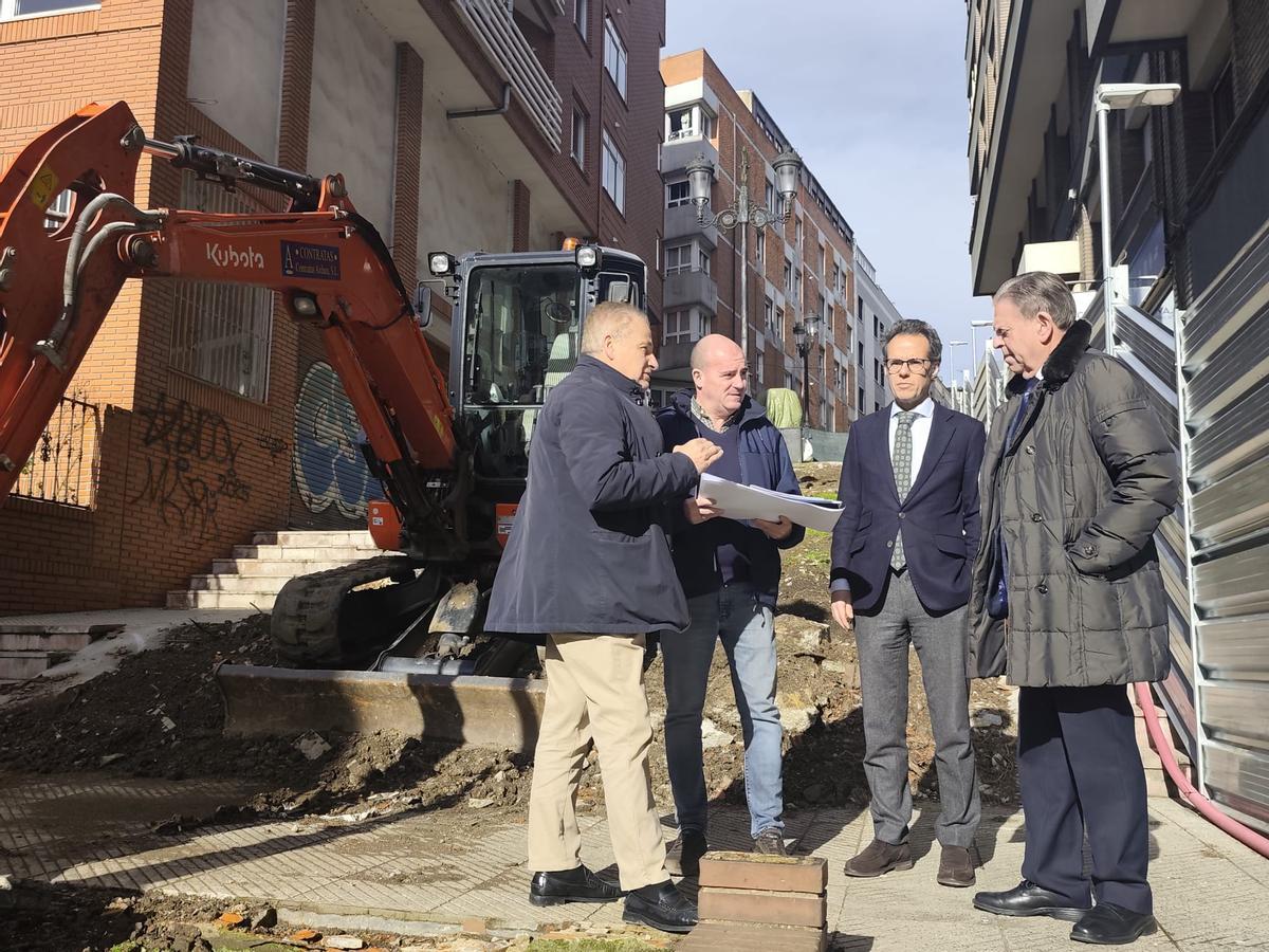 El Alcalde durante la visita a las obras.