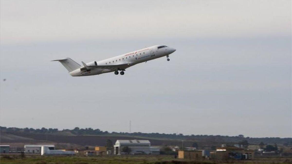 Un avión tras despegar del aeropuerto de Badajoz.