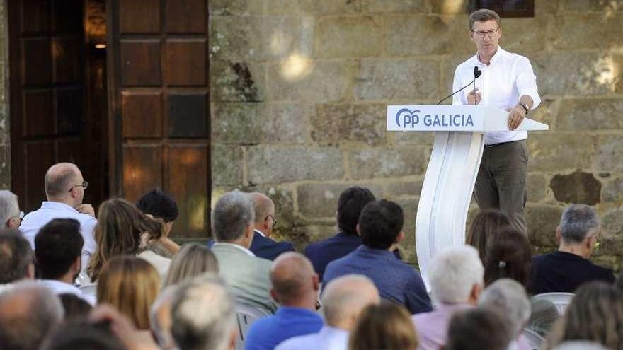 El presidente de la Xunta ayer en el patio exterior del Pazo de Liñares, en Lalín.  // Bernabé/JavierLalín