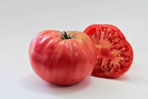 Ihr vollständiger Name lautet "Tomate rosa de Barbastro" – Barbastro ist ein Dorf in der Provinz Huesca in Aragón. Und wie der Name schon sagt, ist dieses in etwa Pampelmusen-große, fleischige Exemplar nicht knallrot, sondern hat eine ins Dunkelrosa gehende Farbe. Weitere  Charakteristika sind ihre feine Haut und der geringe Säuregehalt. Im Geschmack ist die Rosane eher süßlich. Das von uns getestete Exemplar war außerdem recht saftig und hatte mäßig viele Kerne. Eignet sich sehr gut zum kalten Verzehr in Salaten oder als Basis für Gazpacho oder Salmorejo.