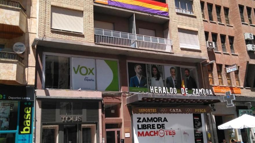 Fachada de Santa Clara donde se expone propaganda de Vox, una bandera republicana y la campaña feminista &quot;Zamora libre de machotes&quot;.