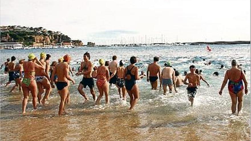 Els participants del primer bany de l&#039;any a Sant Feliu van poder escalfar-se amb brou o xocolata calenta.