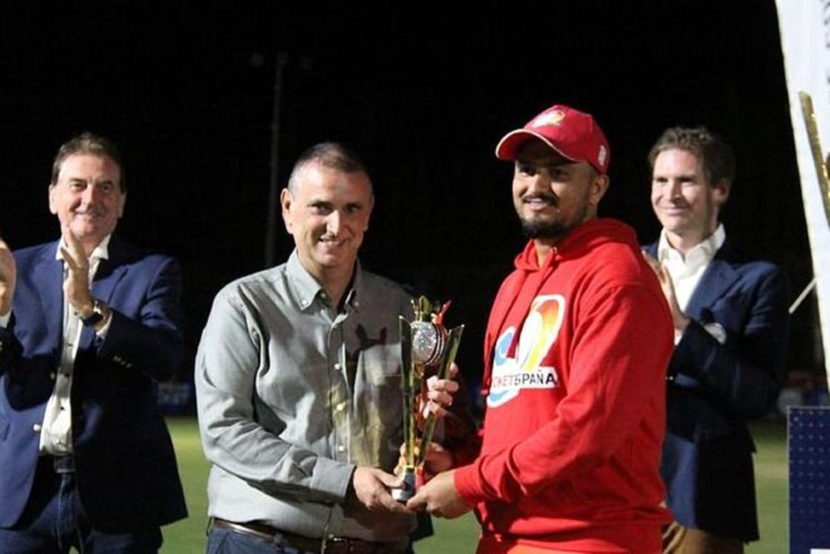 Hamza Saleem Dar, internacional español, recoge el MVP del Europeo de Cricket.