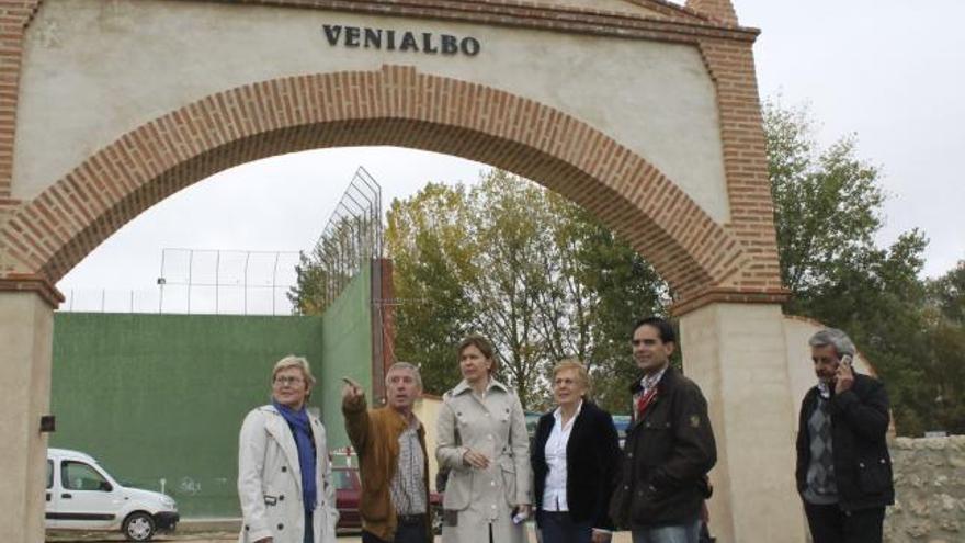 Alcaldes beneficiarios y la subdelegada, bajo el arco de Venialbo.