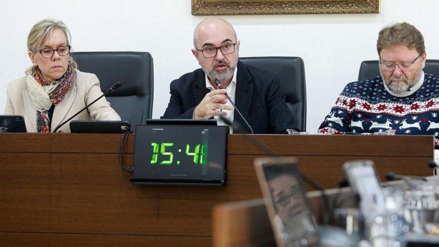 El alcalde, Vicent Roig, en el centro, ayer, durante el último pleno del año. | TONI ESCOBAR