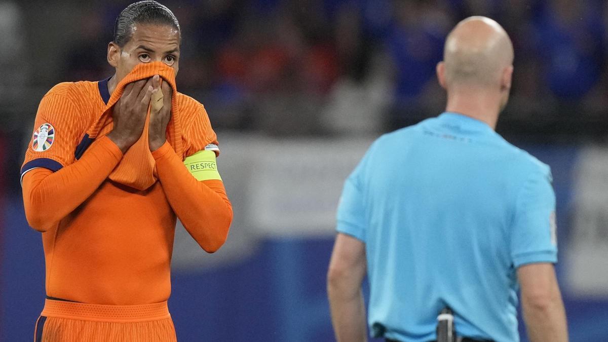 Virgil van Dijk espera la decisión del inglés Anthony Taylor de anular o no un gol de Xavi Simons en el Países Bajos-Francia.