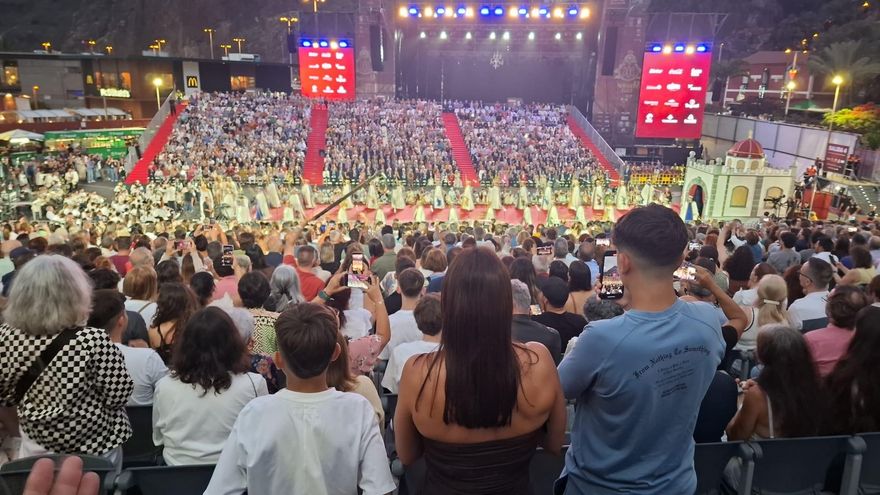 Rectifican el trazado de una grada para poder ver a los Enanos en la Bajada de la Virgen de Las Nieves