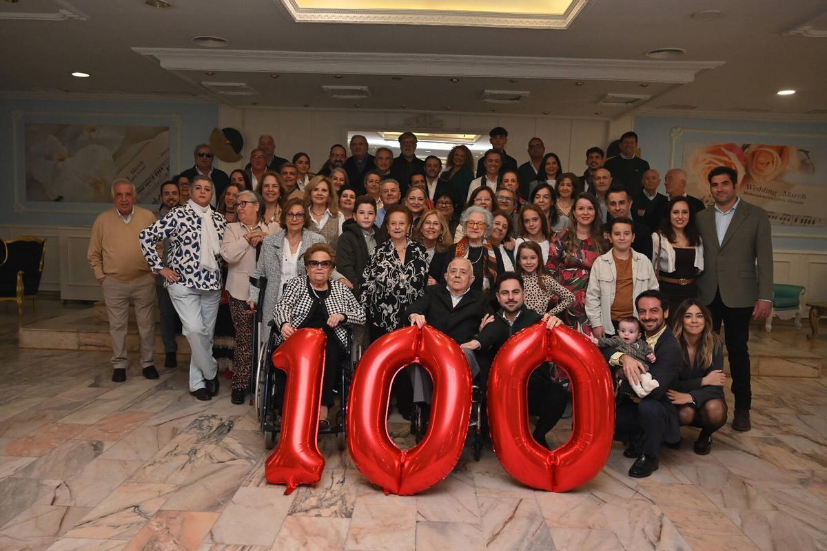 Foto de toda la familia Becerra Pacheco junto al homenajeado, Andrés Becerra, en primer término.
