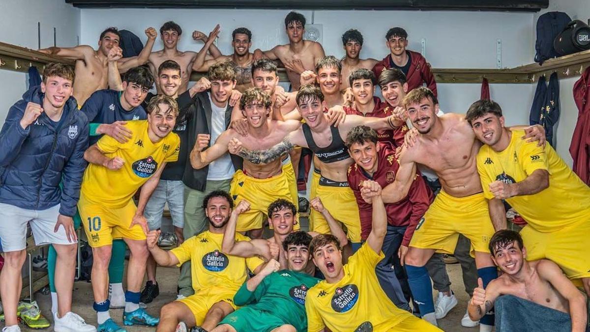 La plantilla del Pontevedra B celebra la victoria anteel Choco.