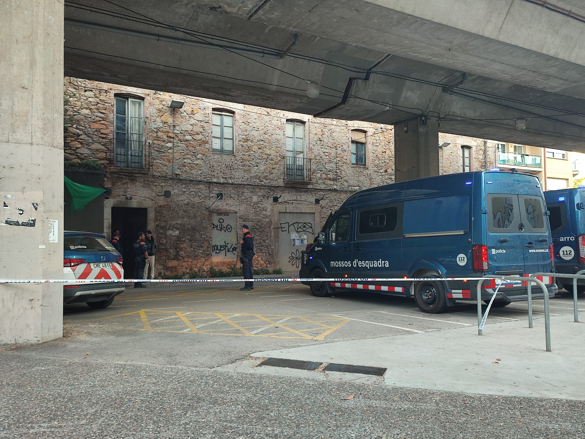 Les imatges del desallotjament de l'edifici ocupat del carrer Tomàs Mieres de Girona