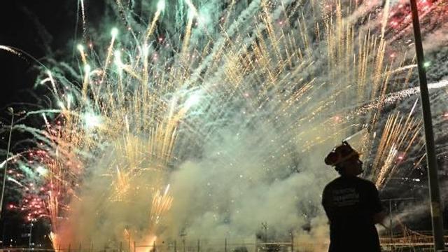 La primera mascletà vertical que se lanzó en Elche en agosto de 2018.