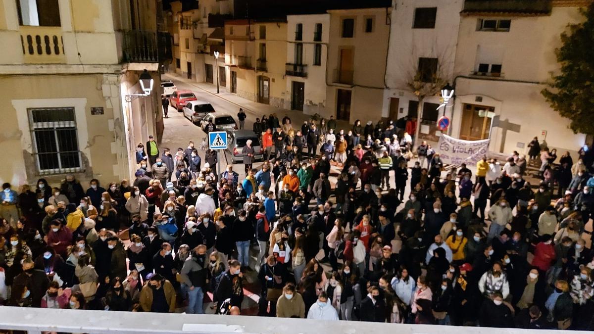 Concentración de protesta por la violación de una chica de 16 años en un polígono de Igualada.