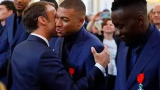 Macron aconsejó a Mbappé renovar con el PSG