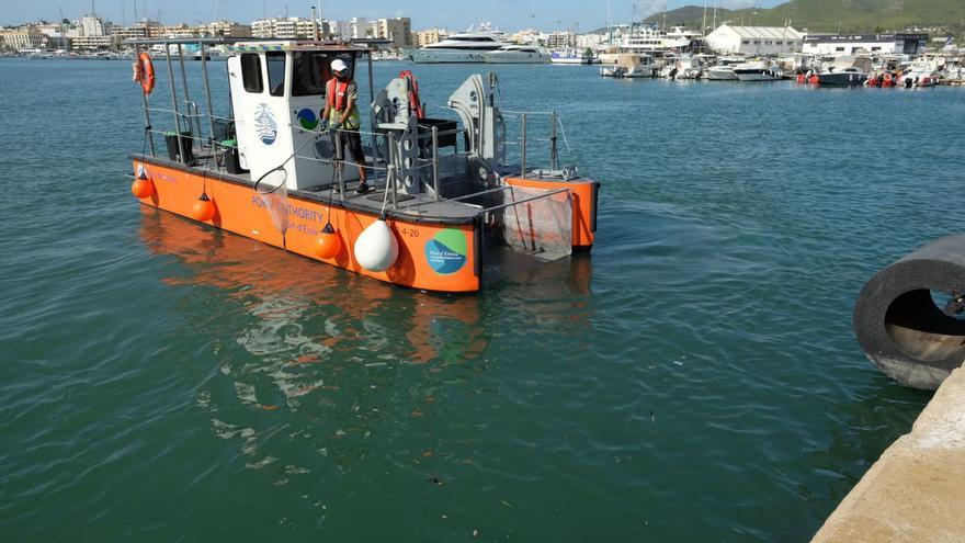 La APB incorpora nueva maquinaria para limpiar los puertos de Ibiza y La Savina