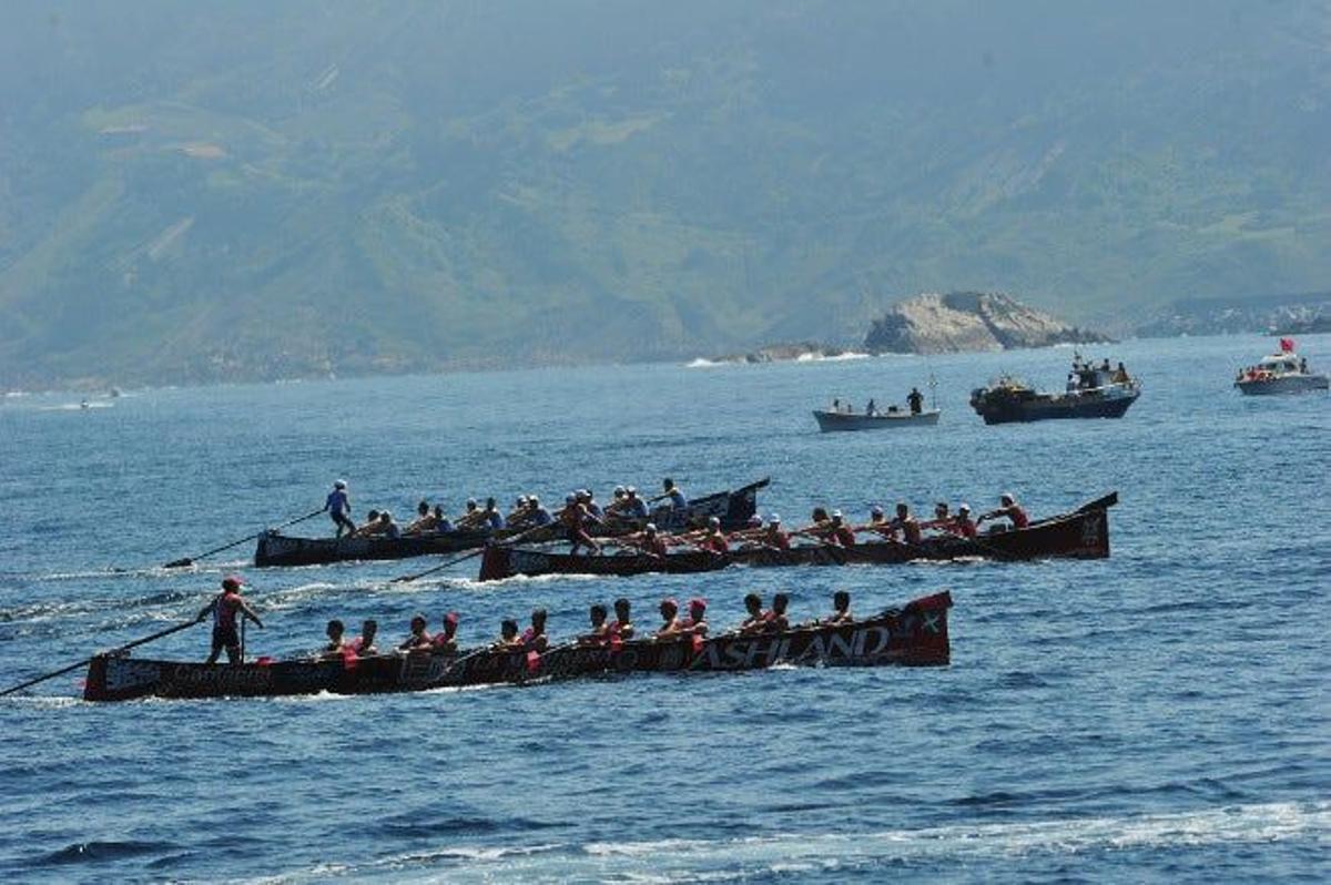 El amor por el deporte es una de las grandes caracteríticas del País Vasco. En la imagen competición e remo en las aguas de Zarauz.