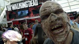 Un zombi promociona el videojuego de la serie de televisión ’The walking dead’.