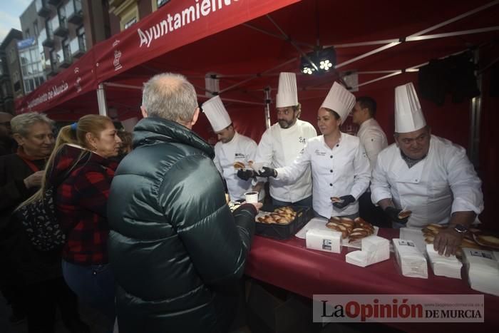 Degustación de monas y chocolate en la Plaza del Romea